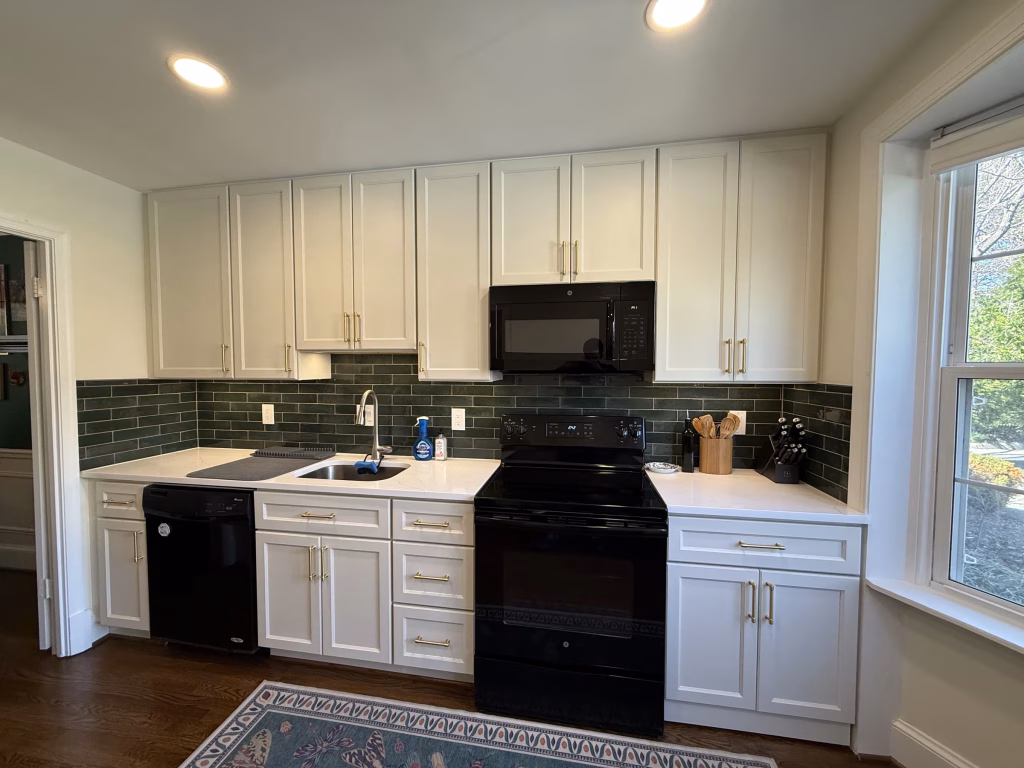 J&K Cabinetry Kitchen Remodeling with Green Backsplash in Annandale, VA | Erin H. Project 8 Seçildi 8