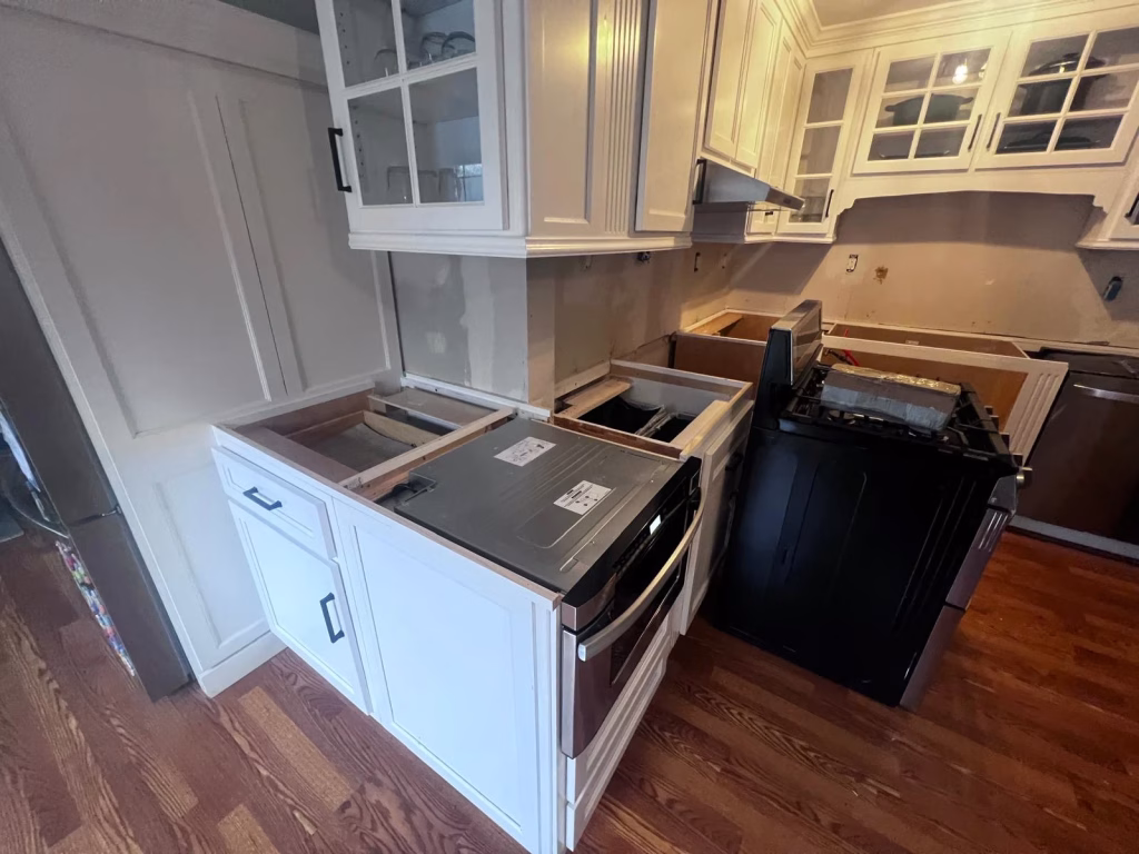 J&K Cabinetry Kitchen Remodeling with Green Backsplash in Annandale, VA | Erin H. Project 17 Seçildi 17