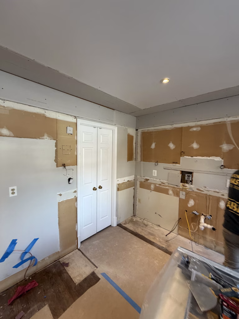 J&K Cabinetry Kitchen Remodeling with Green Backsplash in Annandale, VA | Erin H. Project 12 Seçildi 12