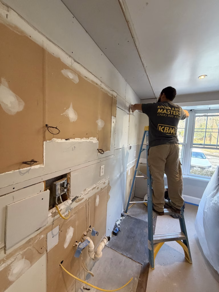 J&K Cabinetry Kitchen Remodeling with Green Backsplash in Annandale, VA | Erin H. Project 15 Seçildi 15